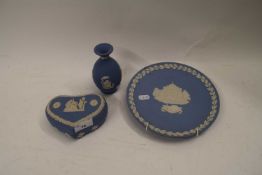 WEDGWOOD BLUE JASPERWARES COMPRISING TRINKET BOX, VASE AND A 1985 COMMEMORATIVE PLATE (3)