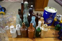 QUANTITY OF GLASS AND CERAMIC VINTAGE BOTTLES