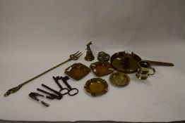 MIXED LOT : BRASS WARES TO INCLUDE TOASTING FORK, CHAMBER STICK, ASHTRAYS, HORSE BRASSES ETC