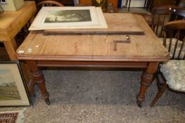 LATE VICTORIAN OAK EXTENDING DINING TABLE ON TURNED LEGS, 121CM WIDE