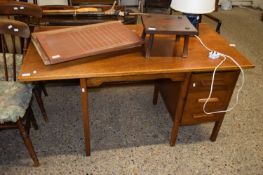 MID-20TH CENTURY OAK SINGLE PEDESTAL OFFICE DESK