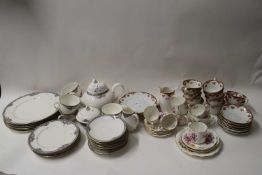 MIXED LOT OF CERAMICS TO INCLUDE ROYAL CROWN DERBY COFFEE WARES, FRUIT BASKET PATTERN TEA AND DINNER