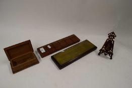 MIXED LOT : SMALL SORRENTO TYPE EASEL, BRASS MOUNTED CRIBBAGE BOARD PLUS FURTHER WOODEN CRIBBAGE
