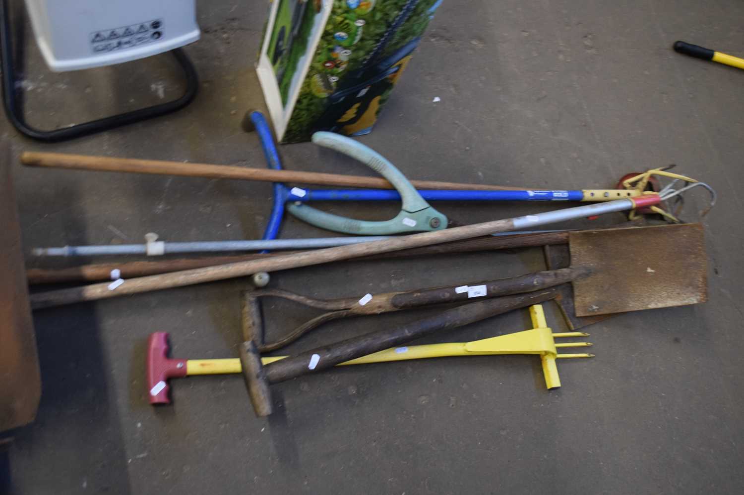 MIXED LOT : GARDEN TOOLS