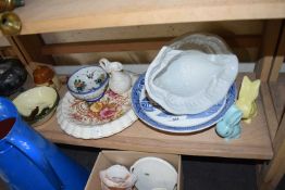 MIXED LOT : BLUE AND WHITE CAKE STAND, NOVELTY TURTLE JELLY MOULD, VARIOUS OTHER MIXED CERAMICS