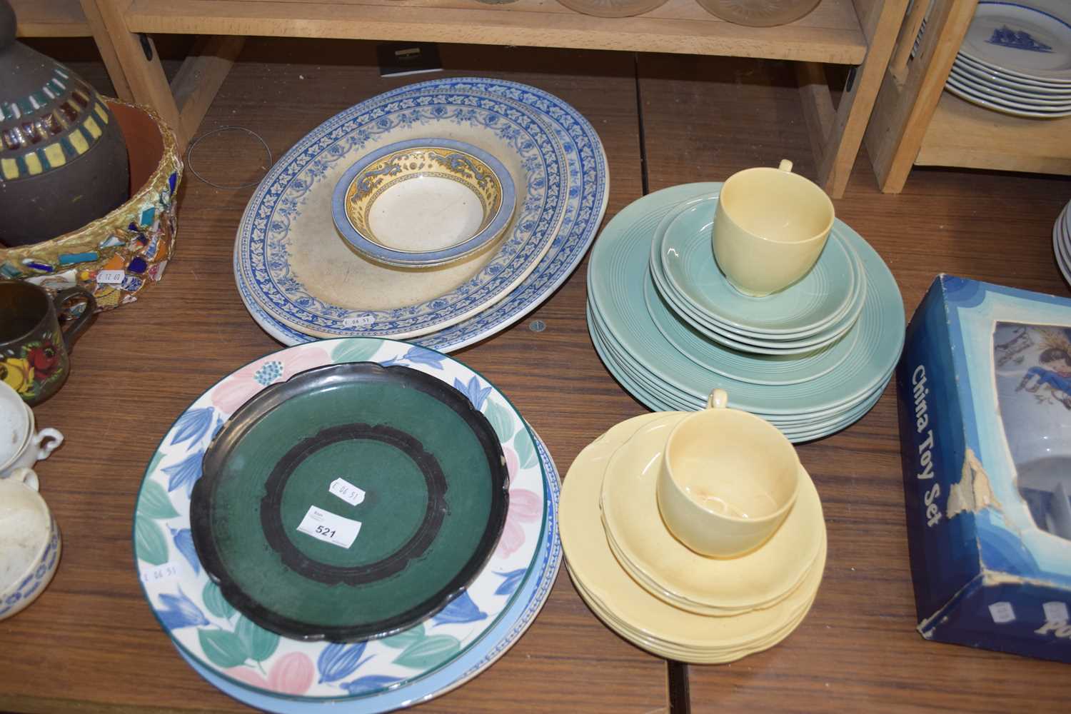 MIXED LOT CERAMICS TO INCLUDE OVAL MEAT PLATE, QUANTITY OF WOODS TABLE WARES ETC