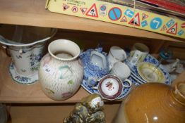 MIXED LOT VARIOUS CERAMICS INCLUDING BLUE AND WHITE DINNER WARES, FLORAL DECORATED VASE, VARIOUS