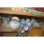 MIXED LOT VARIOUS CERAMICS INCLUDING BLUE AND WHITE DINNER WARES, FLORAL DECORATED VASE, VARIOUS