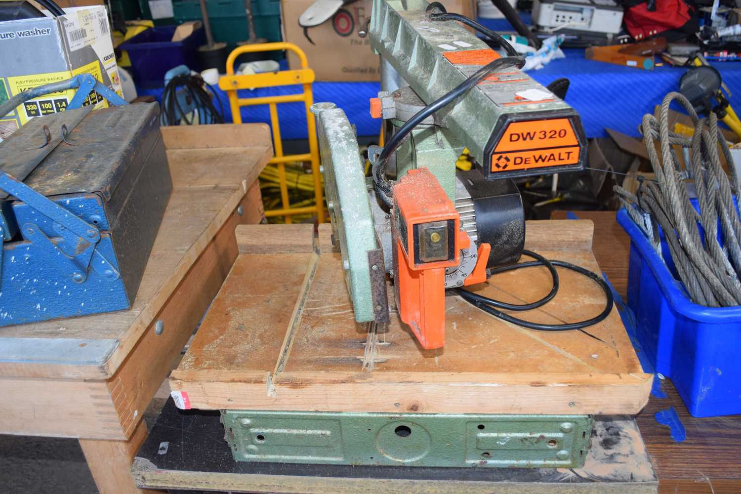 De Walt DW320 cross cut saw