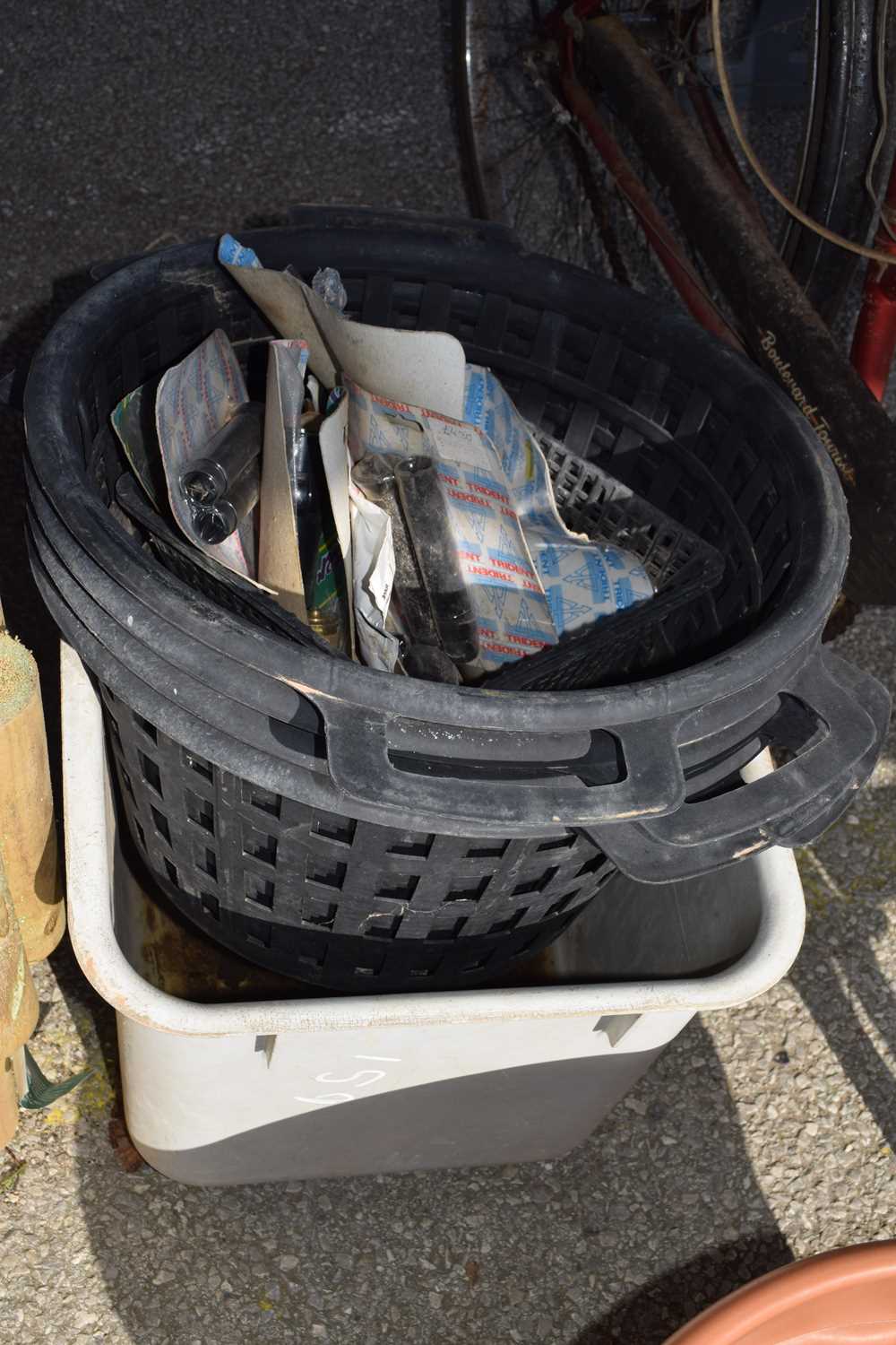 Quantity of baskets and buckets plus a quantity of plastic plant pots