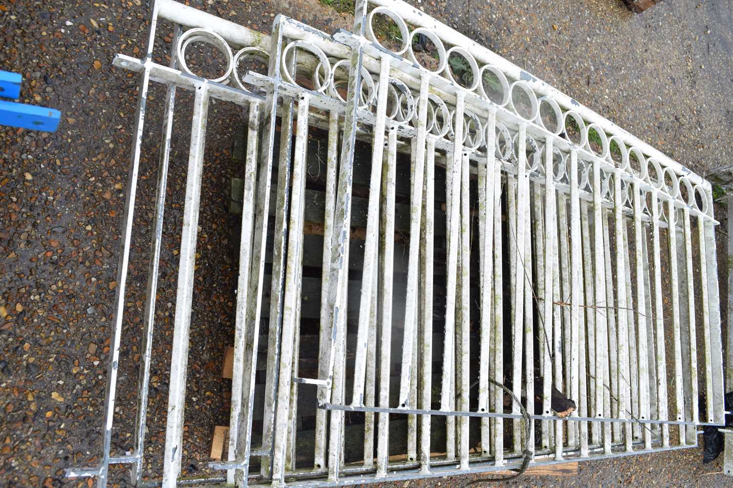 Quantity of metal railings, height approx 100cm - Image 2 of 2