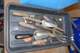 Quantity of gardening forks and spades