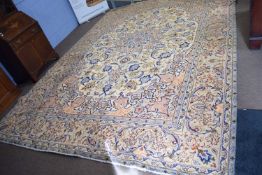 Large Najaf abad wool floor rug decorated with stylised floral detail on a pale background, 400 x