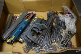 BOX VARIOUS 00 GAUGE MODEL RAILWAY ROLLING STOCK AND CARRIAGES TO INCLUDE HORNBY PLUS FURTHER