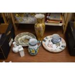 MIXED LOT OF CERAMICS TO INCLUDE MODERN CHINESE VASE, VARIOUS PLATES ETC