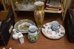 MIXED LOT OF CERAMICS TO INCLUDE MODERN CHINESE VASE, VARIOUS PLATES ETC