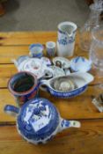 MIXED LOT OF CERAMICS TO INCLUDE BLUE AND WHITE WARES, TEA BOWLS ETC