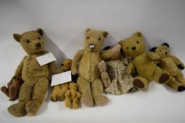 MIXED LOT VARIOUS EARLY 20TH CENTURY TEDDY BEARS AND OTHER SOFT TOYS TO INCLUDE EXAMPLES MADE BY H G