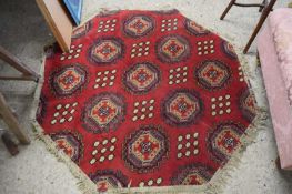 OCTAGONAL FLOOR RUG DECORATED WITH GEOMETRIC DESIGN