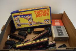 BOX OF VARIOUS 00 GAUGE MODEL RAILWAY ITEMS TO INCLUDE LOCOMOTIVES, VARIOUS CARRIAGES ETC