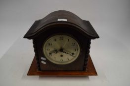 EARLY 20TH CENTURY MANTEL CLOCK IN OAK CASE WITH BARLEY TWIST DETAIL