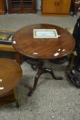 GEORGIAN MAHOGANY CIRCULAR TOPPED TABLE RAISED ON TURNED COLUMN WITH TRIPOD BASE, TOP 68CM WIDE