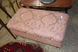 20TH CENTURY UPHOLSTERED FOOT STOOL ON TURNED WOODEN LEGS, 86CM WIDE