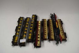 00 GAUGE MODEL RAILWAY COLLECTION TO INCLUDE THREE HORNBY PULLMAN DINING CARS, TRI-ANG BRAKE