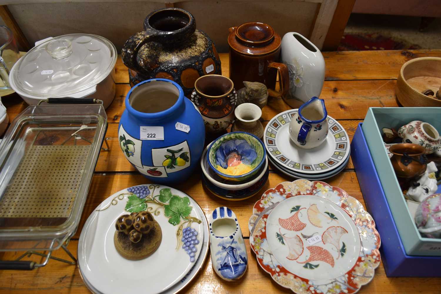 MIXED LOT CERAMICS TO INCLUDE JAPANESE DECORATED PLATE, WEST GERMAN VASE AND OTHER ITEMS