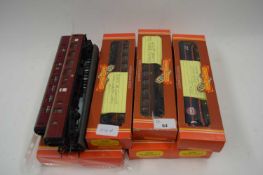 00 GAUGE MODEL RAILWAY, VARIOUS HORNBY BOXED AND LOOSE COACHES (10)