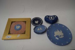 MIXED LOT VARIOUS WEDGWOOD JASPERWARES TO INCLUDE PIN DISHES, AMERICAN INDEPENDENCE PLATE, WALL