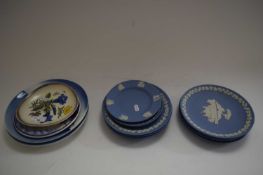 MIXED LOT VARIOUS CERAMICS TO INCLUDE A RANGE OF WEDGWOOD BLUE JASPERWARES