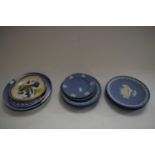 MIXED LOT VARIOUS CERAMICS TO INCLUDE A RANGE OF WEDGWOOD BLUE JASPERWARES