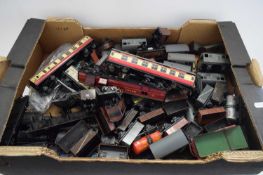 00 GAUGE MODEL RAILWAY - BOX CONTAINING A LARGE COLLECTION OF HORNBY DUBLO AND OTHER ROLLING