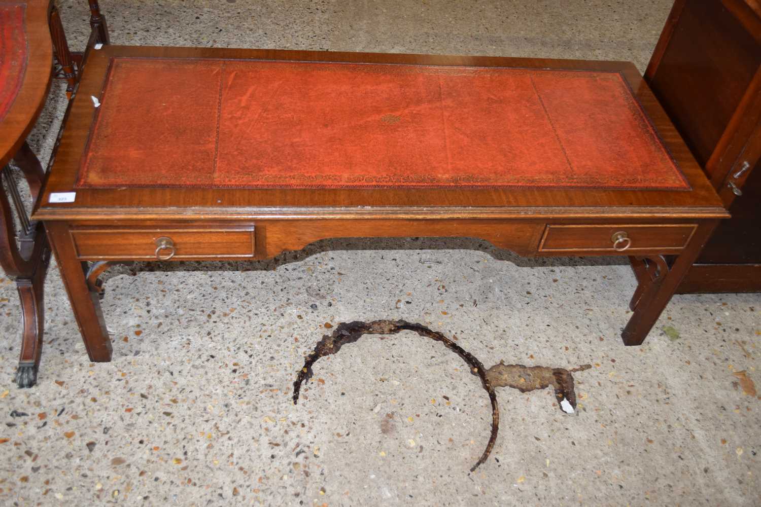 REPRODUCTION MAHOGANY VENEERED COFFEE TABLE WITH RED LEATHER INSET TOP, 123CM WIDE