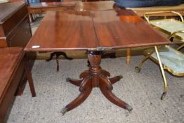 19TH CENTURY MAHOGANY TEA TABLE WITH FOLDING TOP OVER A TURNED COLUMN AND FOUR OUTSWEPT LEGS WITH