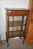 EDWARDIAN MAHOGANY AND INLAID CHINA DISPLAY CABINET ON CABRIOLE LEGS, 61CM WIDE