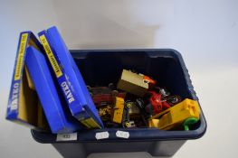 BOX VARIOUS DIE-CAST TOY VEHICLES, BAYKO ACCESSORY OUTFITS AND OTHER ITEMS