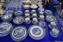 LARGE QUANTITY OF MODERN BLUE AND WHITE WILLOW PATTERN TABLE WARES BY VARIOUS MAKERS