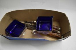 BOX CONTAINING HORN HANDLED CARVING TOOLS AND SILVER PLATED MOUNTED CONDIMENT POTS