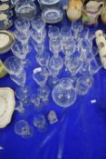 MIXED LOT : VARIOUS CLEAR DRINKING GLASSES, DECANTER ETC