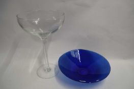 LARGE RIBBED BLUE GLASS BOWL AND A FURTHER CLEAR GLASS PEDESTAL VASE