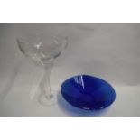 LARGE RIBBED BLUE GLASS BOWL AND A FURTHER CLEAR GLASS PEDESTAL VASE