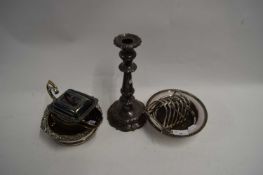 MIXED LOT : VARIOUS SILVER PLATED WARES TO INCLUDE BOTTLE STANDS, CANDLESTICK ETC