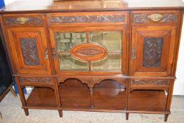 LATE VICTORIAN AMERICAN WALNUT SIDEBOARD WITH CARVED DETAIL AND MIRRORED CENTRE DOOR, 136CM WIDE