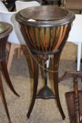 EARLY 20TH CENTURY DARK OAK THREE FOOTED PLANT STAND WITH METAL LINER, 92CM HIGH