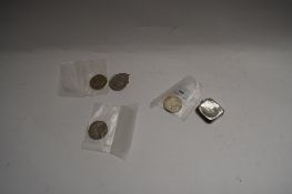 SMALL SILVER VESTA CASE TOGETHER WITH THREE COMMEMORATIVE £5 COINS AND A PENDANT MARKED '20