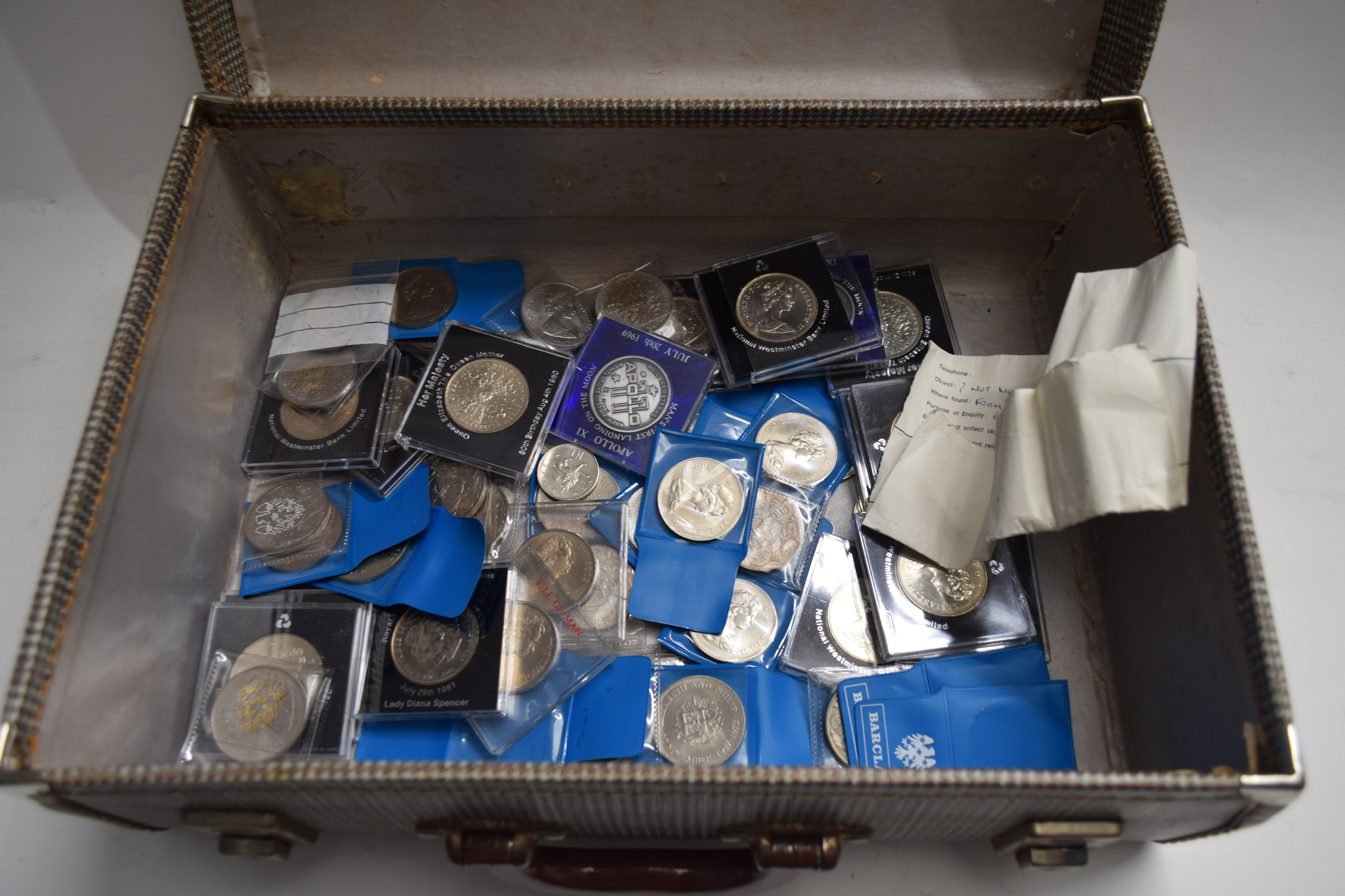 SUITCASE CONTAINING COLLECTION OF VARIOUS MODERN COMMEMORATIVE CROWNS AND OTHER COINAGE