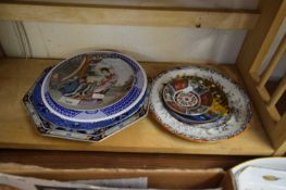 GROUP OF CERAMIC PLATES WITH FLORAL DESIGN, ONE WITH ORINETAL FIGURES (QTY)