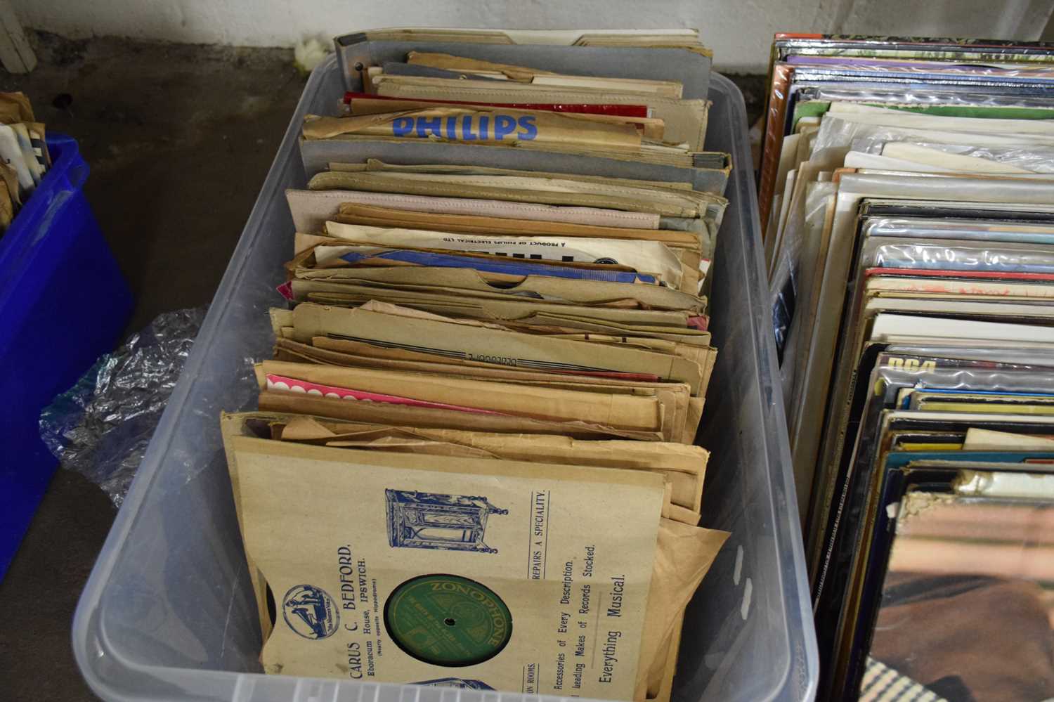 BOX CONTAINING QUANTITY OF VINTAGE RECORDS